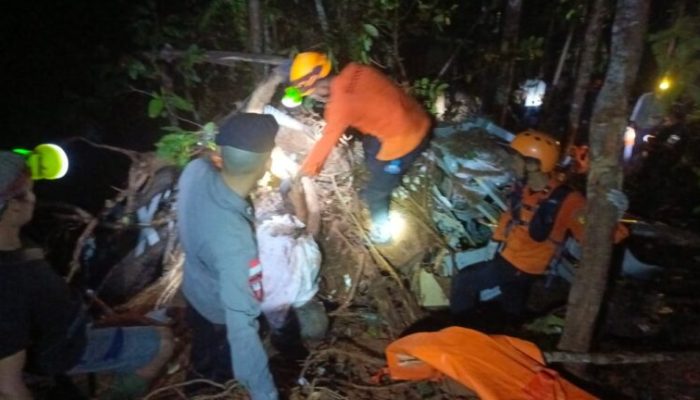 Helikopter Jatuh di Sekadau Ditemukan, Tim Gabungan Evakuasi Seluruh Korban